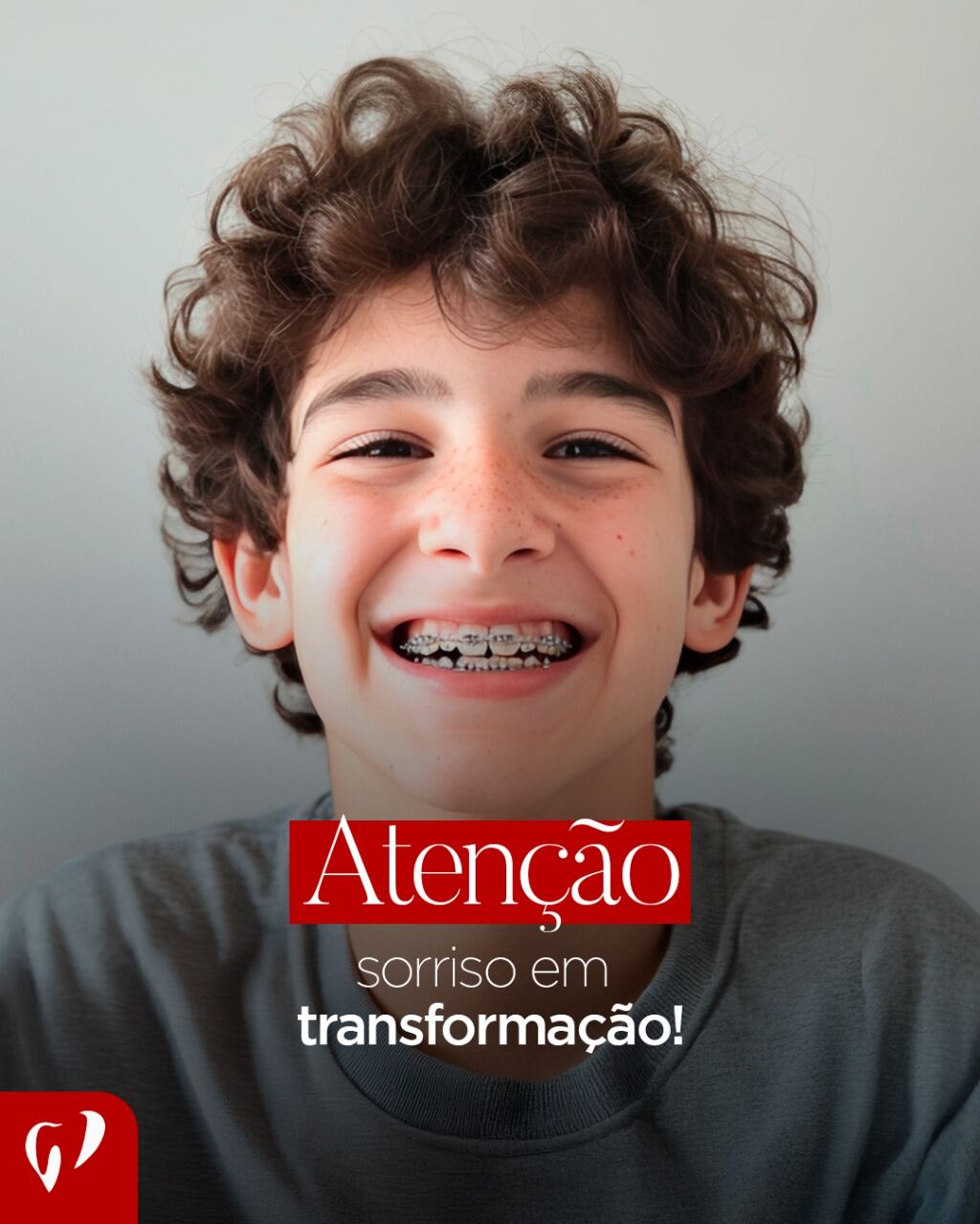 Adolescente sorrindo de aparelho fixo